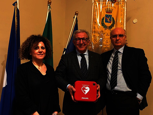Vicini al territorio - La Banca Monte Pruno dona due defibrillatori al Comune di Potenza